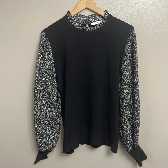 Sioni Tops - Sioni Black Blouse Size Large bubble sleeves
Elegant
